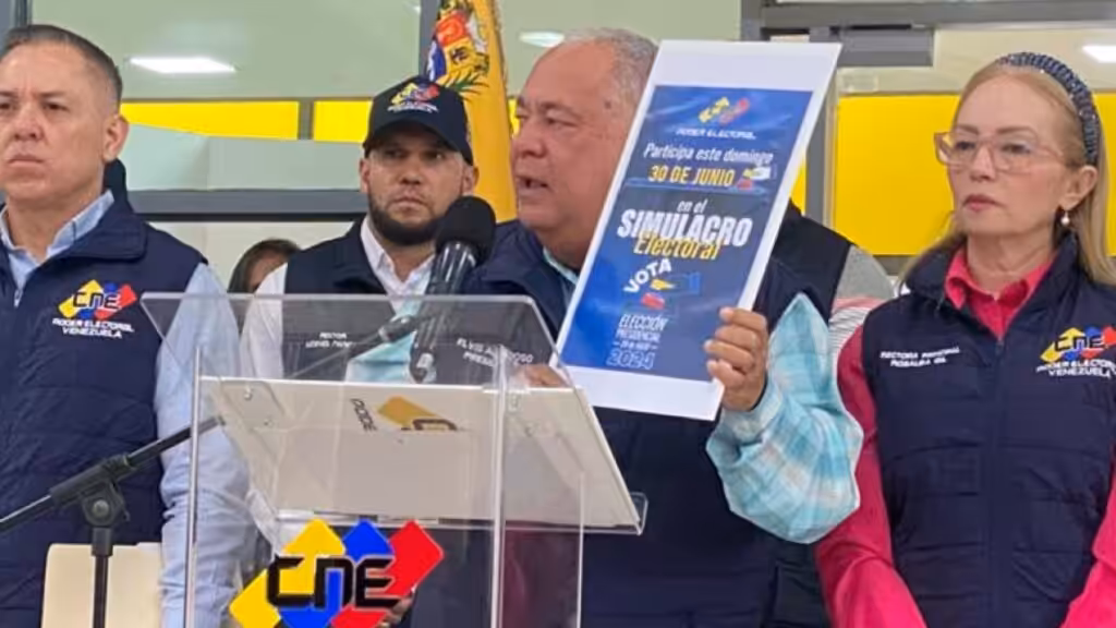 National Electoral Council (CNE) President Elvis Amoroso, accompanied by the CNE executive board, giving statements to the press about the electoral drill scheduled for Sunday, June 30. Photo: MundoUR.