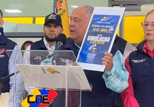 National Electoral Council (CNE) President Elvis Amoroso, accompanied by the CNE executive board, giving statements to the press about the electoral drill scheduled for Sunday, June 30. Photo: MundoUR.