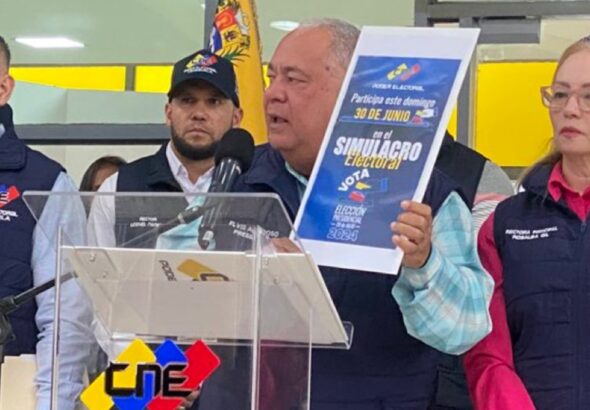 National Electoral Council (CNE) President Elvis Amoroso, accompanied by the CNE executive board, giving statements to the press about the electoral drill scheduled for Sunday, June 30. Photo: MundoUR.