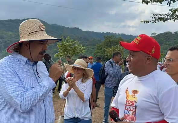 Venezuelan President Nicolás Maduro (left) talking with Ángel Prado (right) during a visit to the El Maizal commune on June 6, 2024. Photo: X/@madeleintlSUR.