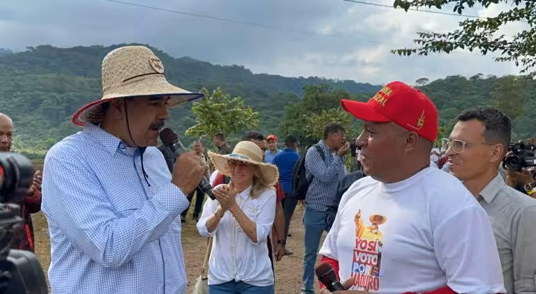 Venezuelan President Nicolás Maduro (left) talking with Ángel Prado (right) during a visit to the El Maizal commune on June 6, 2024. Photo: X/@madeleintlSUR.