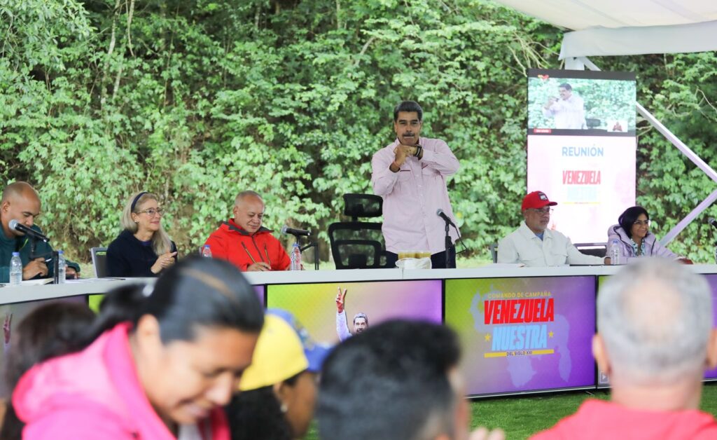 Venezuelan President Nicolas Maduro alongside his presidential campaign staff leadership on Sunday, Jun 9, 2024. Photo: X/@luchaalmada.