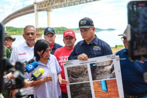 Venezuelan Vice President Delcy Rodríguez and Minister for Transportation Ramón Velásquez providing information about the sabotage against the Angostura Bridge over the Orinoco River (in the background), Ciudad Bolívar, Bolívar state June 25, 2024. Photo: X/@ViceVenezuela.