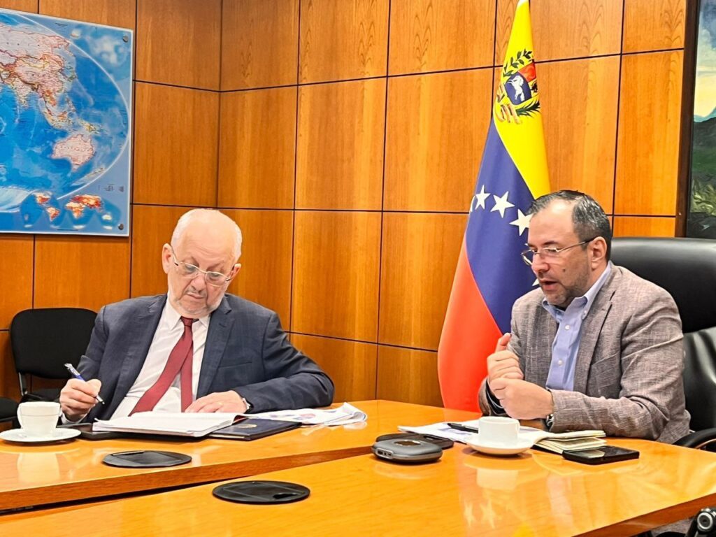 Pedro Sassone (left), newly appointed vice minister for Venezuelan migrants, next to Venezuelan Foreign Minister Yván Gil (right). Photo: X/@yvangil.