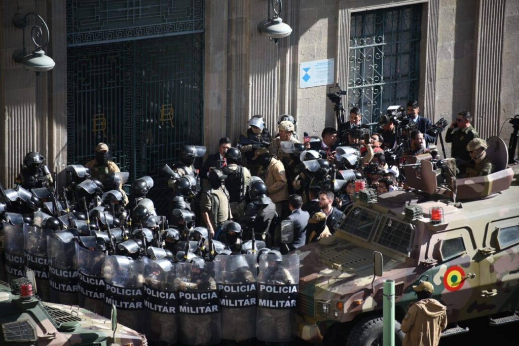 Moment when an armored vehicle, surrounded by military coup officers, attempted to enter the presidential palace in La Paz, Bolivia, at the peak of the coup d'état attempt led by General José Zúñiga on Wednesday, June 26, 2024. Photo: X/@svsnewsagency.