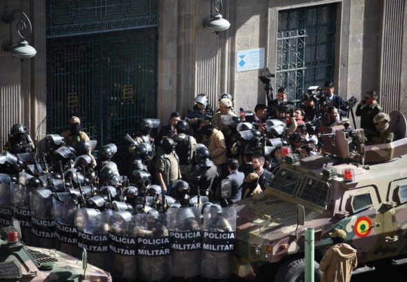 Moment when an armored vehicle, surrounded by military coup officers, attempted to enter the presidential palace in La Paz, Bolivia, at the peak of the coup d'état attempt led by General José Zúñiga on Wednesday, June 26, 2024. Photo: X/@svsnewsagency.