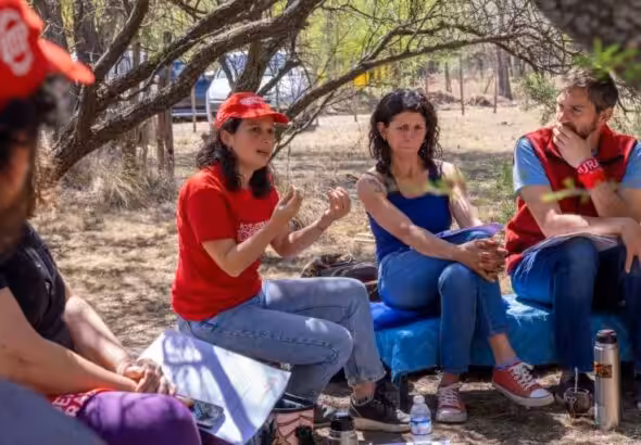 Yanina Settembrino coordinator of the Rural Federation for Production and Planting for Argentina talking with rural farm workers. Photo: Gisela Volá/Agencia Tierra Viva.