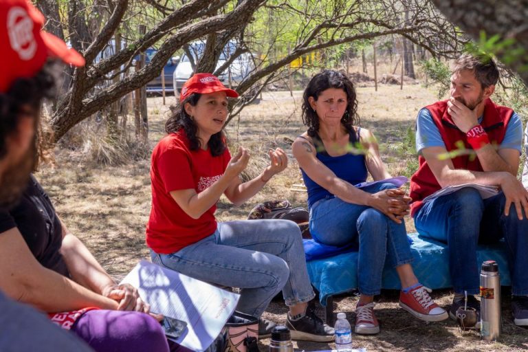 Yanina Settembrino coordinator of the Rural Federation for Production and Planting for Argentina talking with rural farm workers. Photo: Gisela Volá/Agencia Tierra Viva.