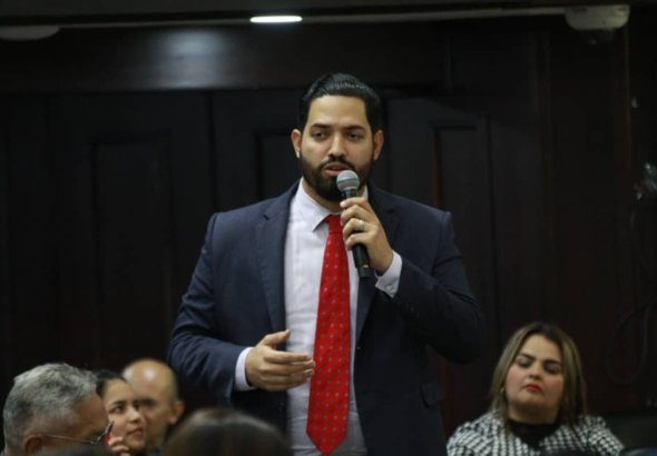 Venezuelan National Assembly Deputy José Manuel Muqueza announcing his decision to leave the opposition Democratic Action party and join the PSUV. Photo: X/@VTVcanal8.