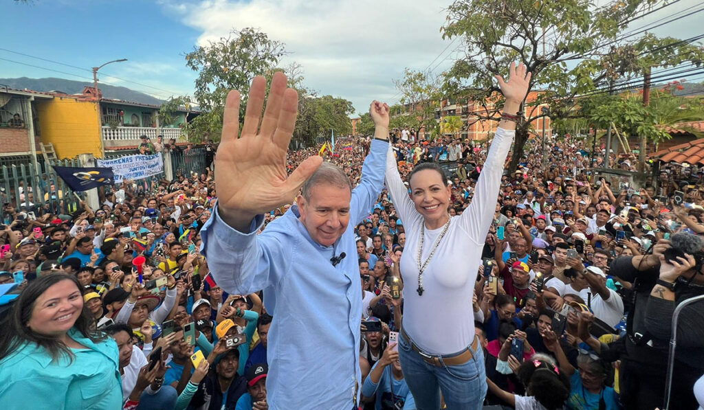 Manipulated photo of Edmundo Gonzalez (left) and Maria Corina Machado (right) during a political rally in Guarenas, Miranda state, Venezuela. Media experts have pointed at this photo for its clear manipulation of dimensions to make a small crowd look bigger. Photo: X/@EdmundoGU.