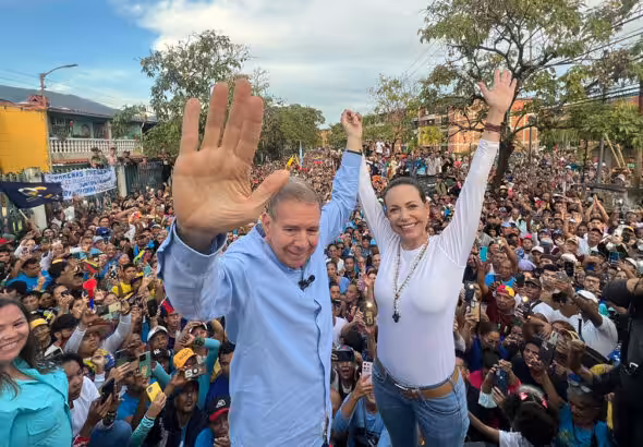 Manipulated photo of Edmundo Gonzalez (left) and Maria Corina Machado (right) during a political rally in Guarenas, Miranda state, Venezuela. Media experts have noted that this photo manipulates dimensions to make a small crowd look larger. Photo: X/@EdmundoGU.