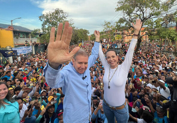 Manipulated photo of Edmundo Gonzalez (left) and Maria Corina Machado (right) during a political rally in Guarenas, Miranda state, Venezuela. Media experts have noted that this photo manipulates dimensions to make a small crowd look larger. Photo: X/@EdmundoGU.
