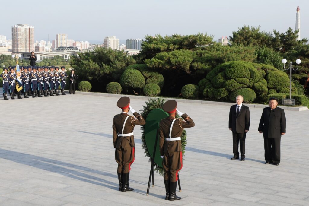 Russian President Vladimir Putin and North Korean leader Kim Jong-un lay flowers at a monument to Soviet soldiers who died during the liberation of Korea from Japan during World War II. Photo: Sputnik: Gavriil Grigorov.