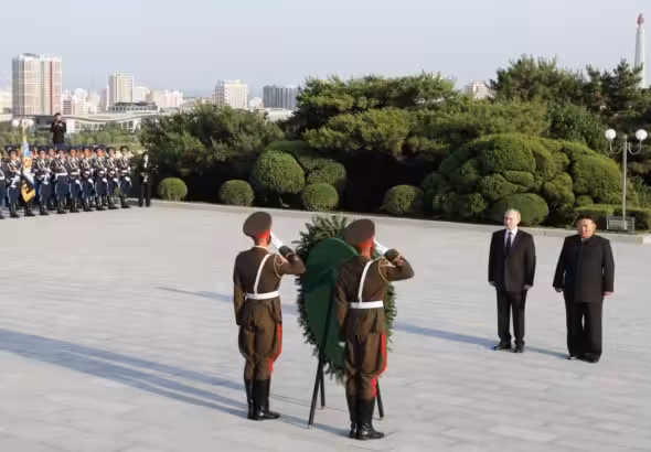 Russian President Vladimir Putin and North Korean leader Kim Jong-un lay flowers at a monument to Soviet soldiers who died during the liberation of Korea from Japan during World War II. Photo: Sputnik: Gavriil Grigorov.