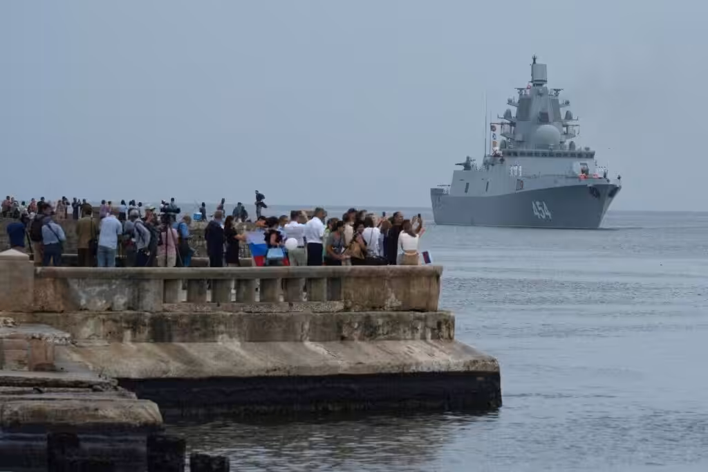 People crowd along the Havana Bay to watch the Russian Navy warship Admiral Gorshkov on its way dock in Cuba. Photo: X/@runews.
