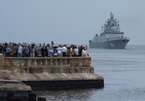 People crowd along the Havana Bay to watch the Russian Navy warship Admiral Gorshkov on its way dock in Cuba. Photo: X/@runews.