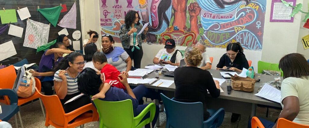 A meeting at the communal house of the women's collective Reunião Tramuco, Caracas, Venezuela. Photo: Bianca Pessoa.