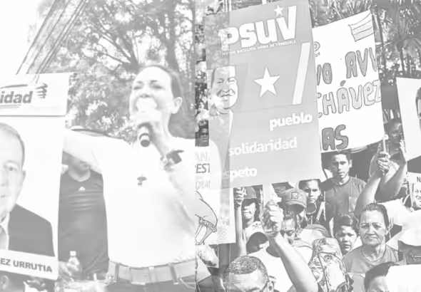 Photo composition showing far-right politician Maria Corina Machado (left) during a campaign rally. Machado holds a poster with a photo of Edmundo González. On the right, we are shown images of a Chavista rally with people holding banners with the campaign poster of President Nicolás Maduro (right). Photo: Orinoco Tribune.