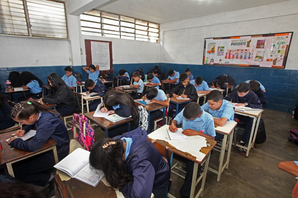 Venezuelan middle school students in a classroom. Photo: File photo.