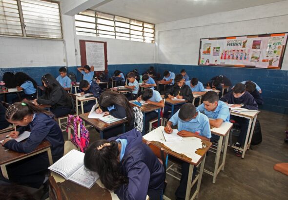 Venezuelan middle school students in a classroom. Photo: File photo.