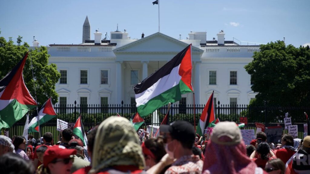 Protesters on June 8 forming the red line in front of the White House. Photo: PYM.