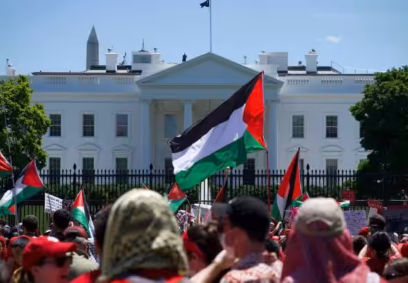 Protesters on June 8 forming the red line in front of the White House. Photo: PYM.