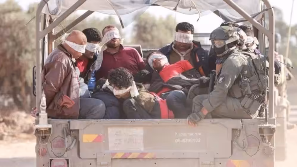 Israeli soldiers tranfer Palestinians out of the Gaza Strip, on November 21, 2023. Photo: AFP.