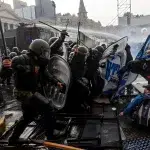 Argentinian repressive forces assault protestors in front of the Congress on Wednesday, June 12, 2024. Photo: AFP.