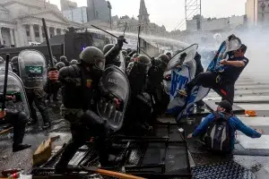Argentinian repressive forces assault protestors in front of the Congress on Wednesday, June 12, 2024. Photo: AFP.