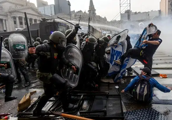Argentinian repressive forces assault protestors in front of the Congress on Wednesday, June 12, 2024. Photo: AFP.