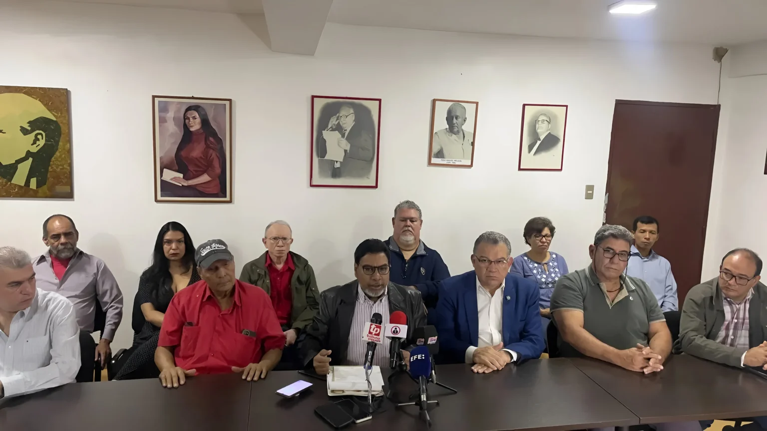 Óscar Figuera (center) giving statement to the press announcing the support of the former Communist Party of Venezuela (PCV) to the far-right opposition candidate Enrique Márquez (right) in Caracas on Tuesday, June 25, 2024, with Pedro Eusse, former PCV leader, and Juan Barreto, so-called Chavista dissident, seated behind Figuera. Photo: Iván E. Reyes/Efecto Cocuyo.