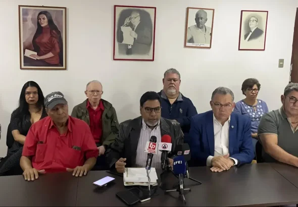 Óscar Figuera (center) giving statement to the press announcing the support of the former Communist Party of Venezuela (PCV) to the far-right opposition candidate Enrique Márquez (right) in Caracas on Tuesday, June 25, 2024, with Pedro Eusse, former PCV leader, and Juan Barreto, so-called Chavista dissident, seated behind Figuera. Photo: Iván E. Reyes/Efecto Cocuyo.