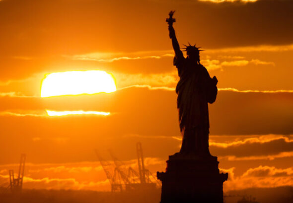 statue-of-liberty-sunset-800x450