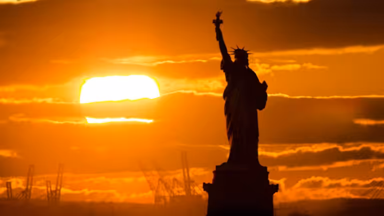 statue-of-liberty-sunset-800x450
