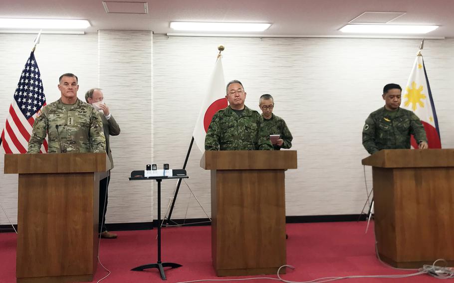 From left to right: US Pacific Command Commander General Charles A. Flynn, Chief of Staff of Ground Self Defense Force General Yoshihide Yoshida and Philippine Army, Commander lit Gen Romeo S. Brawner Jr on December 11, 2022, during a press conference in Camp Asaka, Tokio (Japan). Photo: Keizo Mori/UPI Credit: UPI/Alamy Live News.