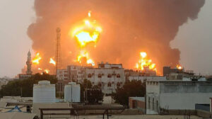 A handout picture obtained from Yemen's Ansarullah Media Center show a huge column of fire erupting following reported strikes in the Yemeni port city of Hudaydah on July 20, 2024. Photo: AFP.