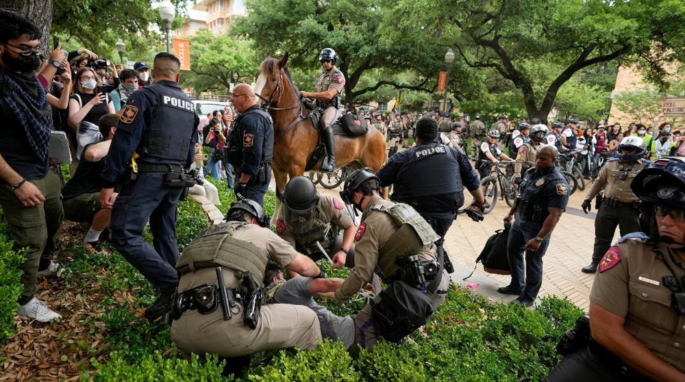 Texas state troopers arrest a man at a pro-Palestinian protest at the University of Texas, during the ongoing conflict between Israel and the Palestinian resistance movement Hamas, in Austin, Texas, the United States, on April 24, 2024. Photo: Reuters.