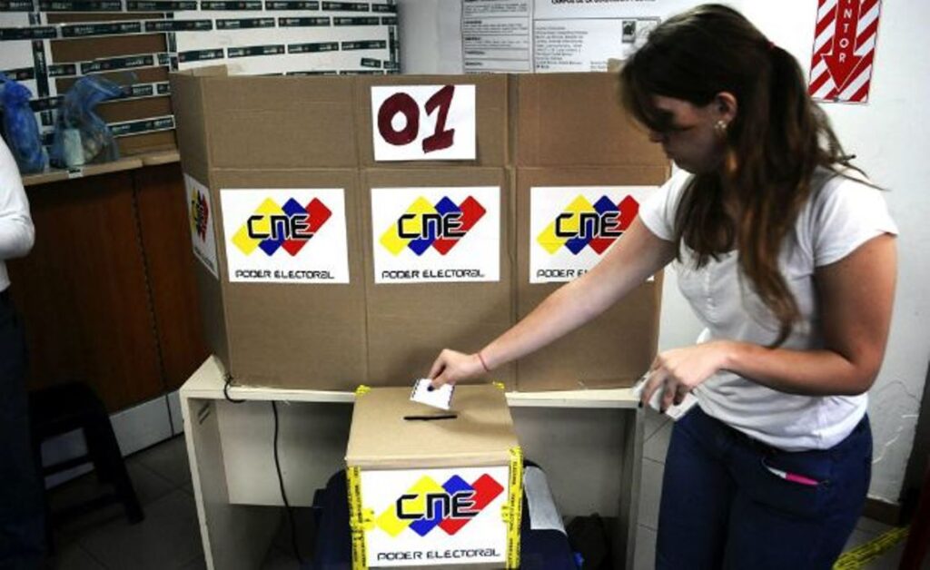 Venezuelan electoral personnel checks the voting material. File photo.
