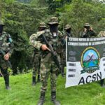 Members of the Colombian paramilitary organization Autodefensas Conquistadoras de la Sierra hold the group's flag during the recording of a video. Photo: X/@ACSN129068.