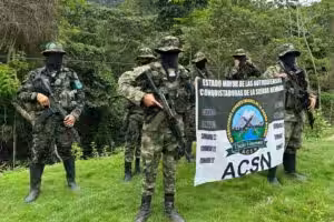Members of the Colombian paramilitary organization Autodefensas Conquistadoras de la Sierra hold the group's flag during the recording of a video. Photo: X/@ACSN129068.