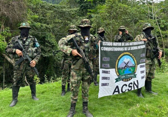 Members of the Colombian paramilitary organization Autodefensas Conquistadoras de la Sierra hold the group's flag during the recording of a video. Photo: X/@ACSN129068.