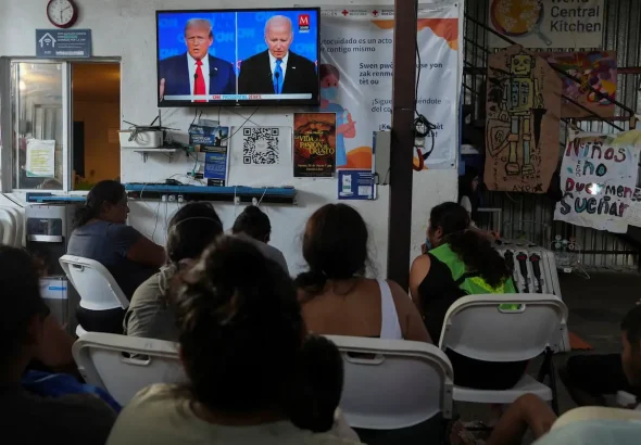 Migrants watch the first debate between US President Joe Biden and former US President and Republican presidential candidate Donald Trump in Tijuana, Mexico, June 27. Photo: Reuters.