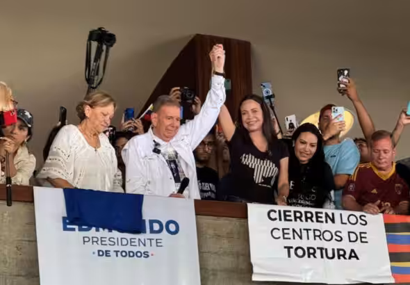 María Corina Machado and the presidential candidate Edmundo González Urrutia at the UCV campus. Photo: Misión Verdad.
