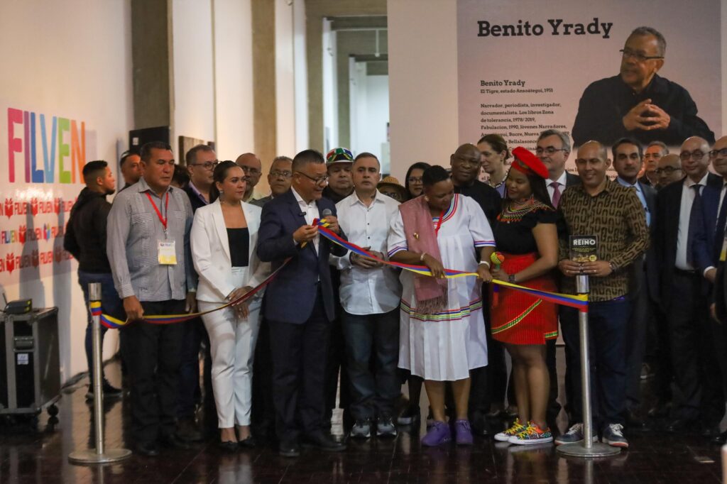 Venezuelan Minister of Culture Ernesto Villegas and the director of Books and Publications of the Ministry of Sports, Arts and Culture of South Africa, Cathrine Mokoena, accompanied by distinguished guests, inaugurate the International Book Fair of Venezuela 2024. Photo: FILVEN.