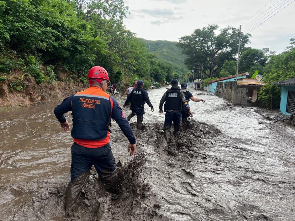 Venezuelan emergency response teams deployed in Cumanacoa, Sucre state, Venezuela, a town severely affected by the flooding of the Manzanares River after the passage of Hurricane Beryl. Photo: X/@RCamachoVzla.