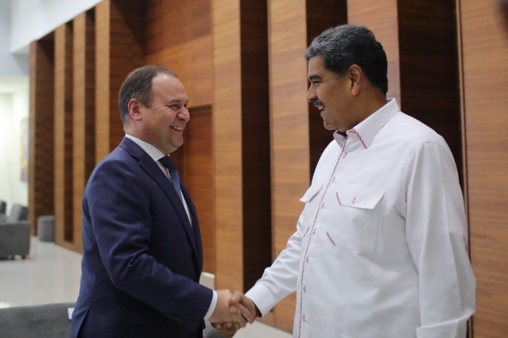 Prime Minister of Belarus Roman Golovchenko (left) shaking hands with Venezuelan President Nicolás Maduro (right) on Monday, July 15, 2024. Photo: X/@luchaalmada.
