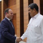 Prime Minister of Belarus Roman Golovchenko (left) shaking hands with Venezuelan President Nicolás Maduro (right) on Monday, July 15, 2024. Photo: X/@luchaalmada.