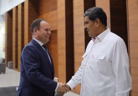 Prime Minister of Belarus Roman Golovchenko (left) shaking hands with Venezuelan President Nicolás Maduro (right) on Monday, July 15, 2024. Photo: X/@luchaalmada.