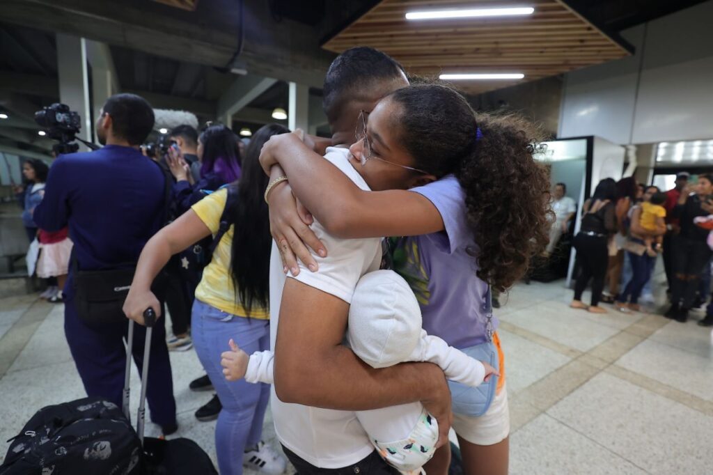 Venezuelans families reuniting thanks to the Return to the Homeland Great Mission that brought 261 migrants from Mexico to Venezuela for free on Tuesday, July 16, 2024. Photo: X/@yvangil.