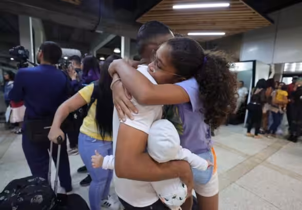 Venezuelans families reuniting thanks to the Return to the Homeland Great Mission that brought 261 migrants from Mexico to Venezuela for free on Tuesday, July 16, 2024. Photo: X/@yvangil.